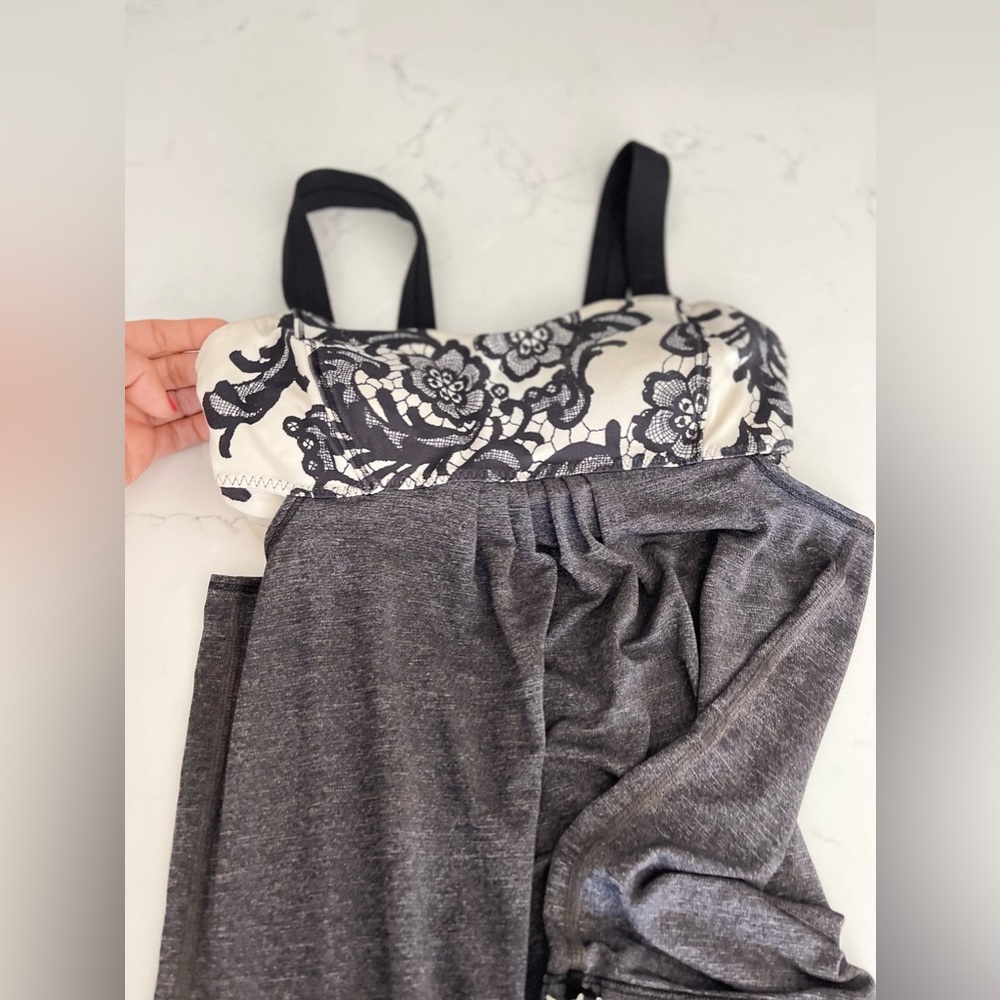 Lululemon Women’s Top with bra support (size 2)